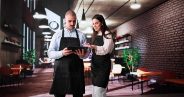 Yeni kahve dükkanı çalışanı için takım çalışması eğitimi.