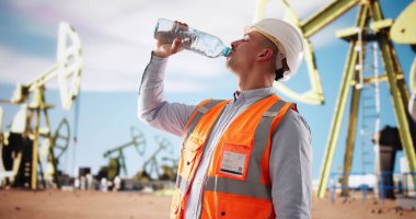 Çalışkan Teknisyen, Petrol Kuyusu Ekipmanını Açık havada Korurken Susuz Kalır.