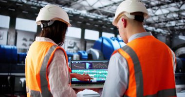 Mühendis, Yağ ve Gaz Tesisi 'ni izlemek için yapay zeka teknolojisi kullanıyor.