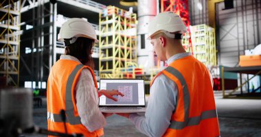 Mühendisler ve bilim adamları uzay laboratuarında roket yakıtı tasarlıyorlar..