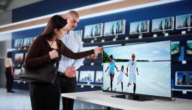 Akıllı TV Satıcısı Genç Çifte Uzman Tavsiyesi Verdi