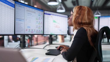 Masaüstü Bilgisayar Ekranında Çevik Proje Yönetimi Yazılımını Kullanan İşkadını