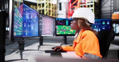 Afrikalı Amerikalı Kadın Mühendis Roket Merkezinde SCADA Kontrolünü Kontrol Ediyor.