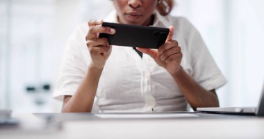 İş kadını OCR Verisi İçin Cep Telefonu ile Fatura Tarayıcı Belgesi.