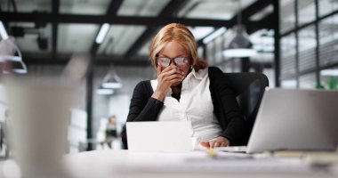 Gülümseyen İş Kadını Posta alıyor ve Ofis Masasında Mektup Okuyor.