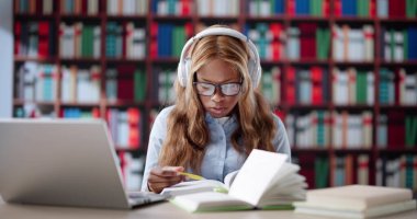 Çevrimiçi Öğrenim: Üniversitede Dizüstü bilgisayarla çalışan Afro-Amerikan Kolej Öğrencisi