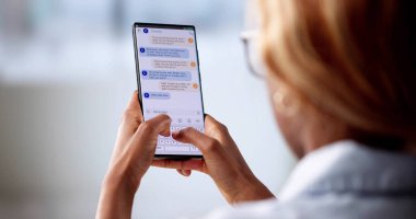 Genç Afrikalı Amerikalı Kadın Smartphone kullanarak mesaj gönderiyor. Sosyal Medya Yöneticisi Konuşması