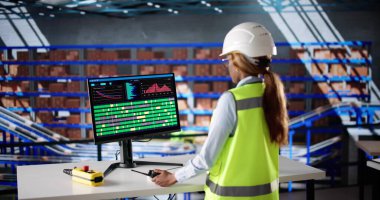 Verimli Depo Yöneticisi Otomatik Malzemeleri Paket Merkezi 'nde Denetliyor