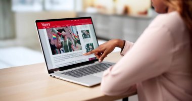 Siyahi Gazeteci Kadın Evdeki Laptopta Haberleri Okuyor