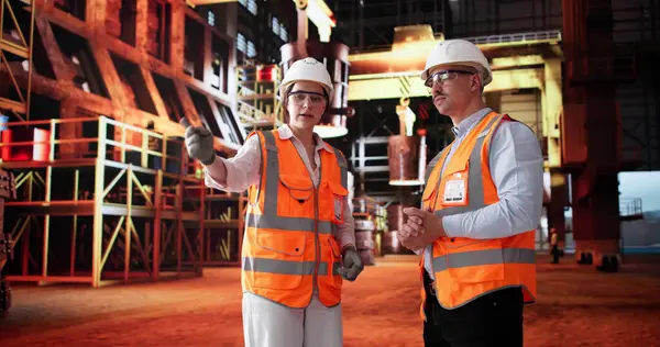 Çelik Üretim Fabrikasında Kalite Kontrol Ekibi Ütü Kalıplarını Tartışıyor