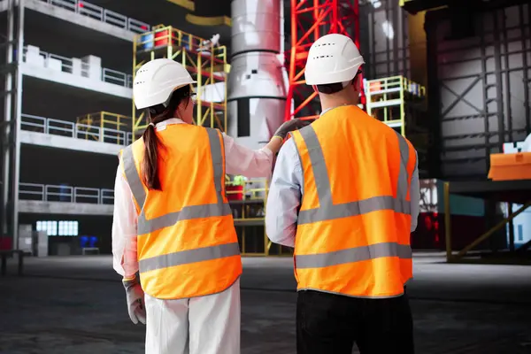 Mühendisler ekibi endüstriyel fabrikada roketler tasarladı.