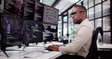 Ofis Ayarlarında Afrikalı Amerikalı Programcı Web Yazılımı Geliştiriyor