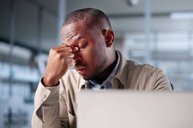 Şaşkın Muhasebeci Yoğun Ofis Ortamı 'nda Şakaklara Baskı Yapıyor.