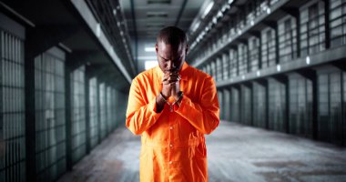 Suçlu mahkum, hapishanenin paslı demir parmaklıklarından dışarı bakıyor..