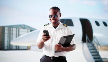 Profesyonel Afro-Amerikan Üniformalı Pilot Havalimanı Gidişinde Gülümsüyor.