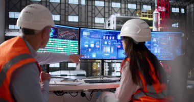 Genç Mühendis Ay Keşif Ajansı Fabrikasında Bilgisayar Programı yürütüyor..