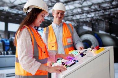 Enerji Santrali Makinelerini Açıklayan Genç Mühendis Danışmandan Öğreniyor.