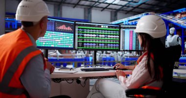 Depo Yöneticisi Lojistik Merkezi 'ndeki Masaüstü Bilgisayarının Hesap Tablolarını Düzenliyor. Depo 'da İnsan Etütleri Envanteri