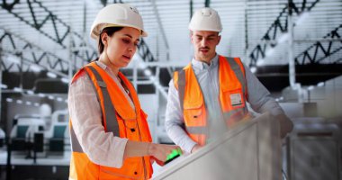 Genç Mühendis Ekibiyle Çip Fabrikasında Otomatik Çalışmayı Öğreniyor.