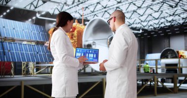 Uzay Mühendisleri ve Bilim Adamları Takımı uydu araştırmaları üzerinde çalışıyor.