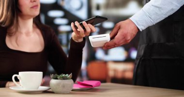 Restoranda Temassız Ödeme İçin Akıllı Kadın Kullanıyor.