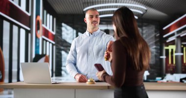 Otel Hasodabaşı Misafirleri, Resepsiyon Müdürü Kayıt ve Rezervasyonlara Yardım Ediyor.