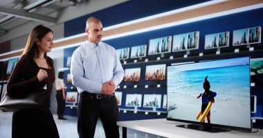 Uzman Satış Uzmanı Modern Alet Showroom 'da Akıllı TV Tavsiyesi Veriyor