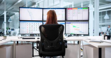 Masaüstü Takviminde Kadın Yönetici Hokkabazlık Toplantıları ve Teslim Tarihleri.