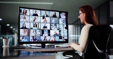 İş görüşmesi için internet ağları kuran HR uzmanı kadın..