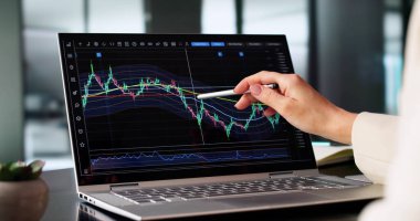 Kadın Veri Analisti Ofiste Gece yarısı Hisse Senedi Takası