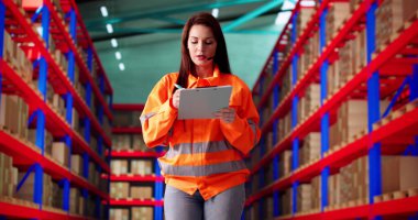 Depo Envanterini Yöneten ve Müşterilere Teslimatları Koordine eden Profesyonel Kadın.