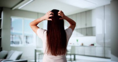 Kaşındıran Kadın, Dağınık Kafa Derisini Tırmalıyor, Kötü Saç Hasarı ve Kaşınıyor.