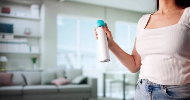 Profesyonel Temizlikçi, Sıcak Oturma Odasında Hava Temizleyicisi Spretti.