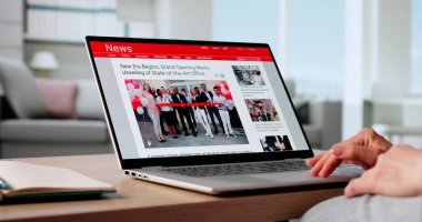 Şirket Pazarlama Ajansı için İnternet Haberleri Araştıran Kadın Gazeteci