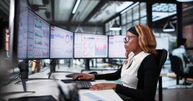 Odaklanmış Afro-Amerikan Kadın Borsa Verilerini Bilgisayarda Analiz Ediyor