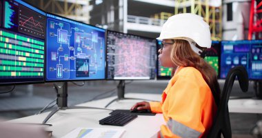 Afrikalı Amerikalı Kadın Roket Programı Mühendislik Merkezi Tesisinde Kontrol.