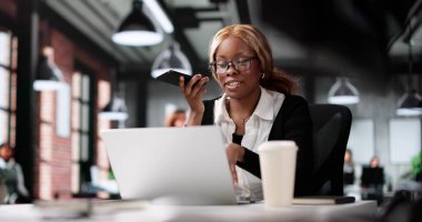Gülümseyen Afrikalı Kadın Koçun Smartphone 'da Müşteriyle Sohbeti.
