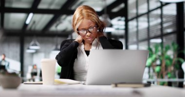 Ofis Bilgisayar İstasyonunun Arkasında Duruş ve Boyun Ağrısı Geliştiriliyor.