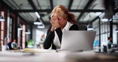 Afrikalı Kadın Teknolojiyi Ruhsal Bağlantı ve Dua İçin Kucakladı.