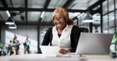 Genç Kadın Şok Edici Vergi Faturasını Keşfetmek İçin Zarfı Açtı. Afrikalı Amerikalı İş Kadını Dizüstü bilgisayardan Faturayı Okudu