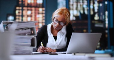 Geç Saat Ofis Koşuşturması: Faturalı Sayıları Koparan Kadın