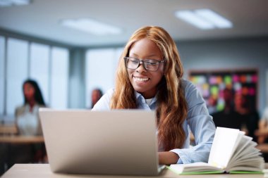 Çevrimiçi Sanal Sınıflar Dersi İçin Afro-Amerikalı Öğrenci Laptop Kullanıyor.