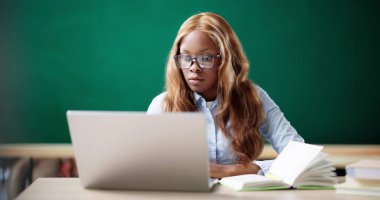 Kendini adamış Afrikalı Amerikalı öğrenci bugün evden sanal okula devam ediyor..