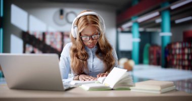 Odaklanmış Afrikalı Amerikalı Kadın Üniversite 'de Bilgisayarla Çalışıyor.