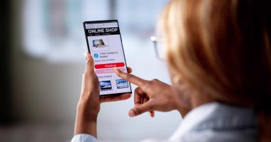 Devam eden Moda: Moda Dünyası: Mobil Ticaret İmparatorluğunu Her yerden Kuran İş Kadını