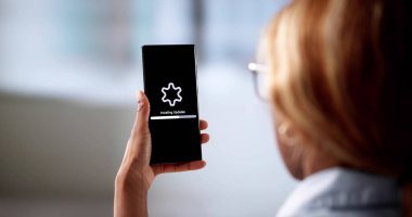 Telefon Yazılımı Güncelleniyor, Çemberdeki Genç Teknisyen Kadın.