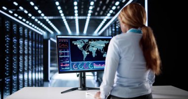 SCADA Sistem Verilerini Kontrol Etmek İçin Yapay Zeka Yazılımını Kullanan Amerikalı Kadın