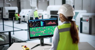 Afrika kökenli Amerikalı Kadın Mühendis SCADA Kontrol Paneli Fabrikada