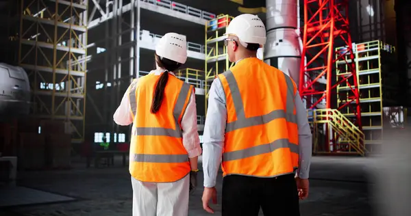 Mühendislik ekibi fabrikada roket tasarlamak ve üretmek için birlikte çalışıyor.