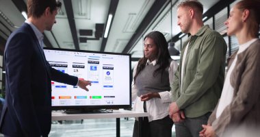 Afrikalı Amerikalı Tasarımcı Mobil Alışveriş Uygulamasını Geliştirmek İçin Ekip Lideri.